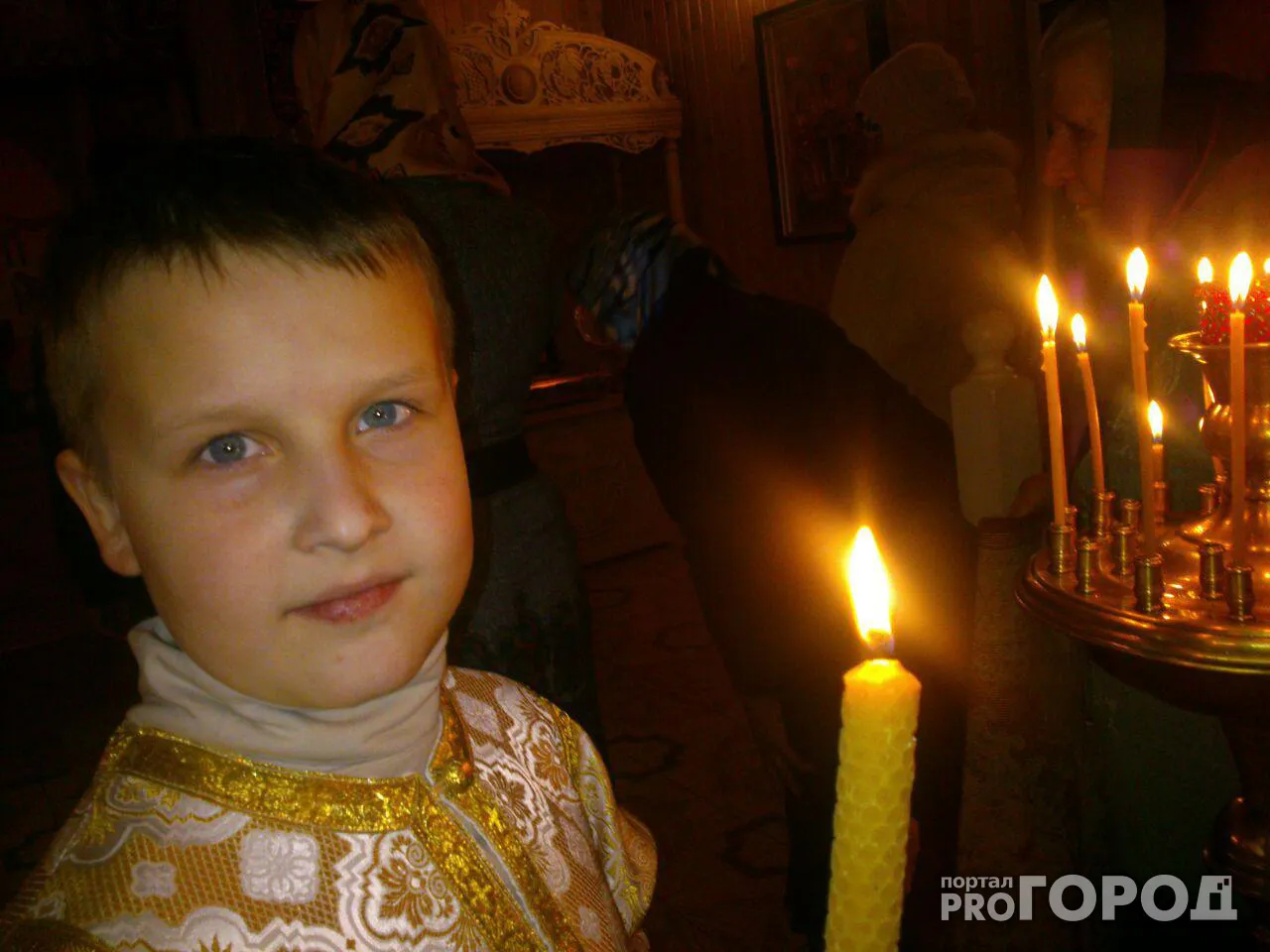 Рязанский школьник в выходные служит в церкви пономарем