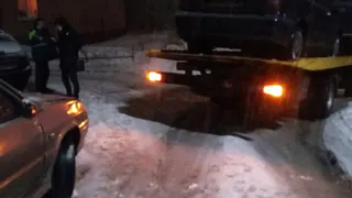 Во дворе жилого дома эвакуатор снесло в «пятнадцатую»