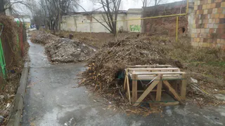 Организатор субботников возмущен: мусор с Рязанской ВДНХ не вывозят больше трех месяцев