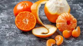 Мандариновые корки заливаю уксусом — и всю зиму никак не могу нарадоваться своей хитрости: отличный лайфхак для хозяек