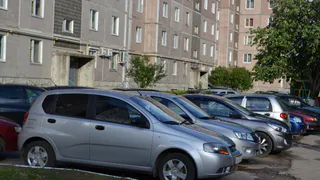 Что за люди: в Новомичуринске на парковке у шести машин порезали колеса