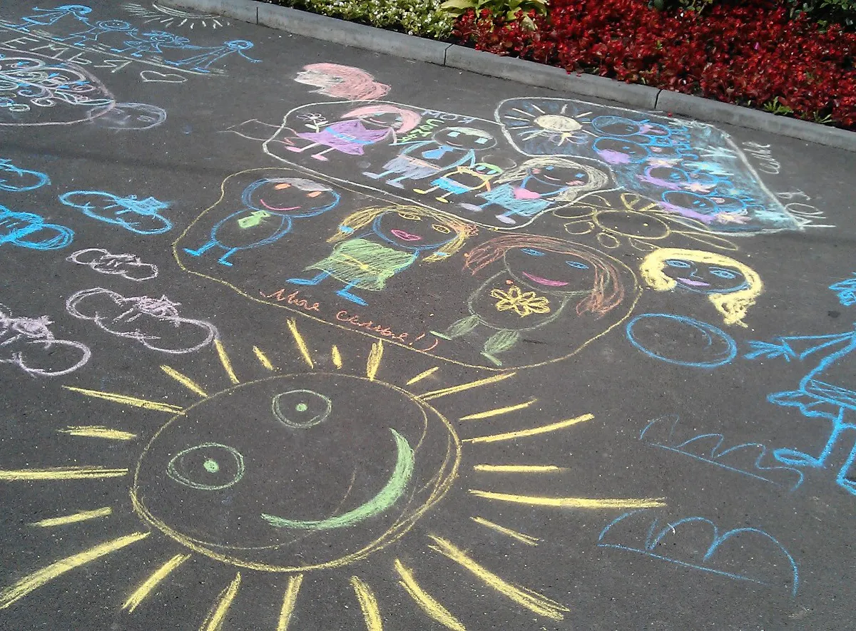 В Татарстане дети рисовали на асфальте телом кошки