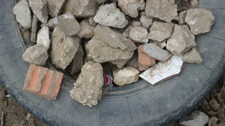 Рязанец снял на видео захламленный покрышками двор в Недостоево (видео)