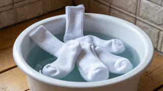 Кидаем 4 ложки в таз — и даже самые затоптанные носки станут белее снега: простой и полезный совет