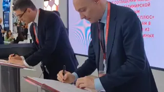 Александр Авдеев подписал первое соглашение на Петербургском форуме