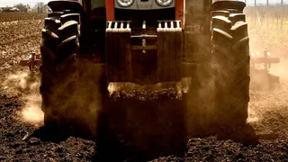 В Киржачском районе дебоширы избили мужчину, отказавшего им в катании на тракторе