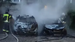 В Рязани сгорели два припаркованных автомобиля из-за поджога