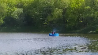 Смекалочка работает: две рязанки устроили шашлыки на лодке посреди пруда в ЦКПиО