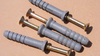 Не покупайте пластиковые дюбели: есть альтернатива получше — саморез удержит намертво