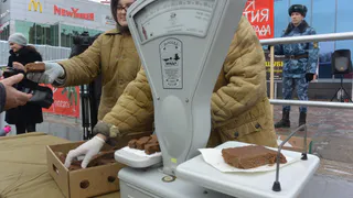 Акция "Блокадный хлеб": фоторепортаж с площади Победы