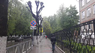 Народное фото - в Рязани возле 43 школы работает суровый эвакуатор