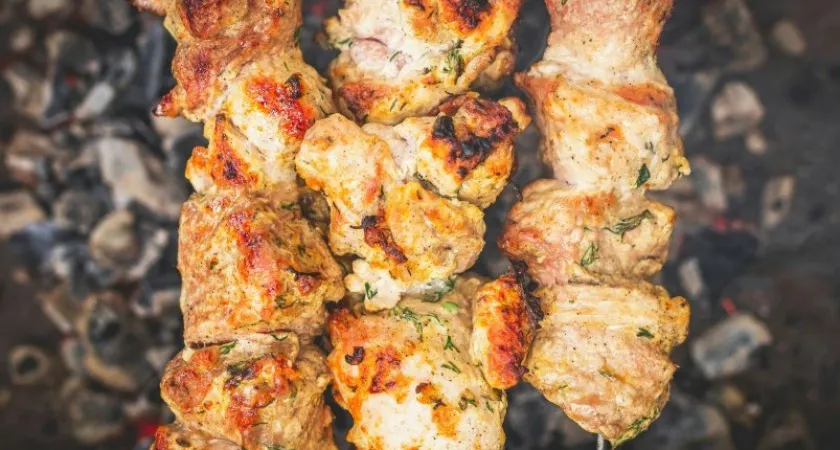 Лучший шашлык на мангале: хитрость перед жаркой - сочное мясо