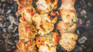 Королевский шашлык на мангале: хитрость перед жаркой - сочное мясо