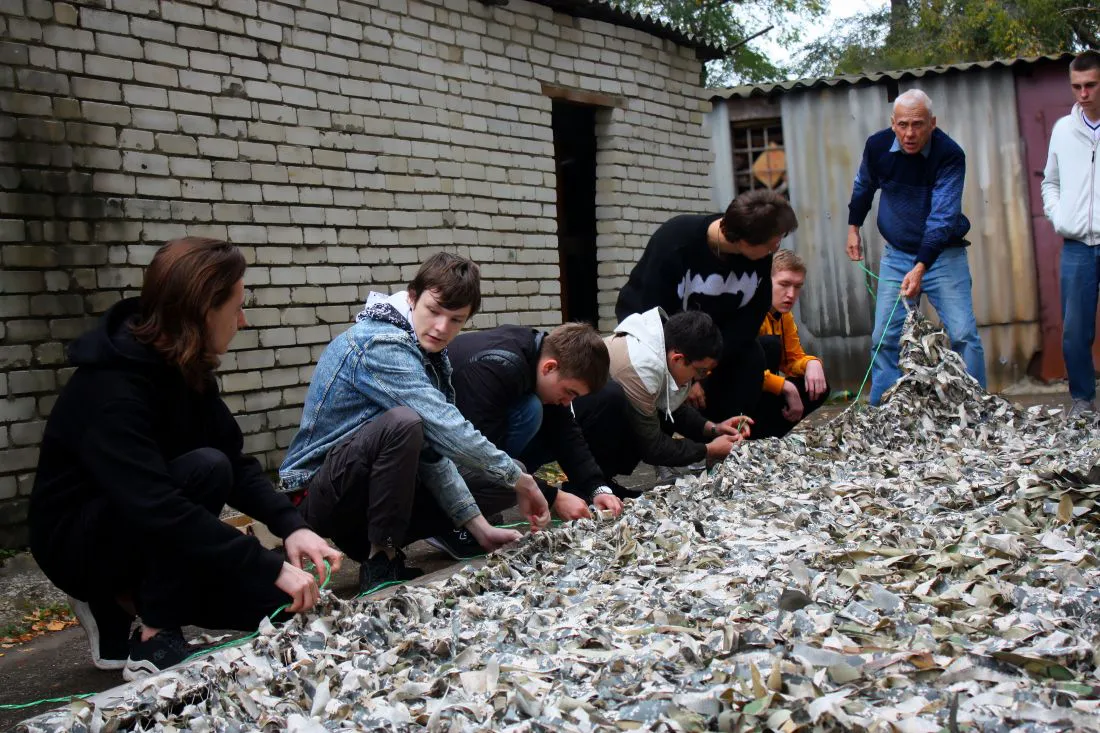 В Кузнецке студенты изготовили три маскировочные сети для участников СВО
