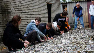 В Кузнецке студенты изготовили три маскировочные сети для участников СВО