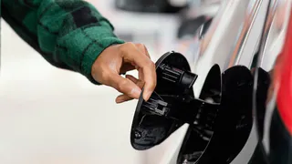 К сведению водителей: эти нарушения на заправках могут привести к штрафам и лишению прав