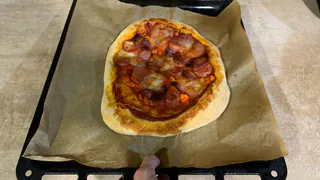 Купила пиццу в "Ермолино": пробуем "студенческую" и "курицу с соусом песто" - честный отзыв