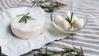 На ночь смешиваем ряженку и сметану: утром получаем вкуснейший сыр "Филадельфия" — готовится, пока вы спите