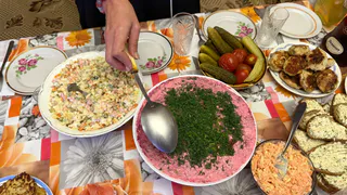 Салат, который просится на стол каждую неделю. Просто так к ужину, или по поводу - делюсь рецептом