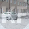 Опасная стоянка: снег с крыши раздавил автомобиль в центре Казани
