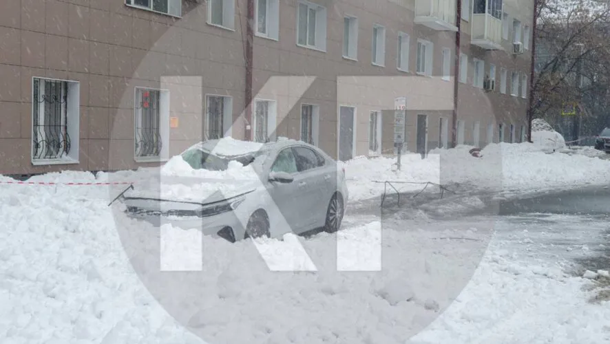Опасная стоянка: снег с крыши раздавил автомобиль в центре Казани