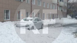 Опасная стоянка: снег с крыши раздавил автомобиль в центре Казани