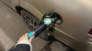 Все знают, что у разных марок автомобилей, лючки бензобака находятся с разных сторон. А почему именно так?