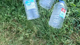 Понадобится пластиковая бутылка– и сажа вылетит в дымоход со скоростью света: этот способ поможет очистить печь без соли и крахмала