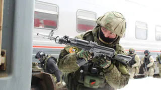 В Коми силовики отработали штурм вагона с вооружёнными преступниками