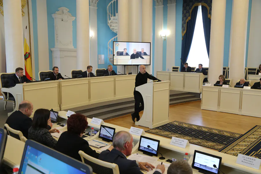 "Зачем ее менять?"- В облдуме одобрили поправки в Конституцию, что об этом думают рязанцы