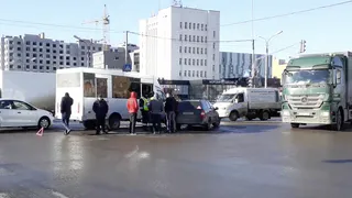 ДТП нам выезде из Рязани - столкнулись маршрутка и две иномарки. Видео с места происшествия