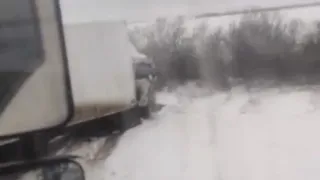 Вылетели в кювет: на Ряжской трассе столкнулись фура и легковушка