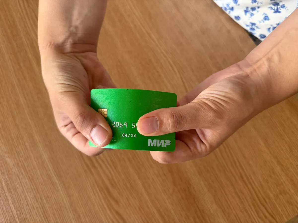 Стало известно, зачем снимать всю пенсию с карты «Мир» сразу после поступления