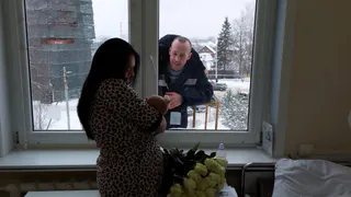 Во Владимире мужчина оригинально поздравил жену с рождением сына: он забрался в роддом на автоподъемнике