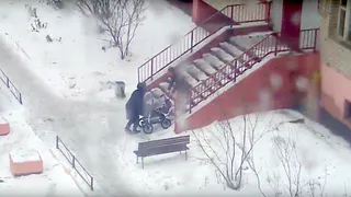 Народный контроль: видео о том, как  мама с коляской штурмует пандус у подъезда на Костычева