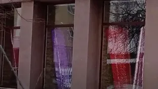 Брянского блогера Александра Куприянова удивили разноцветные гробы в окнах