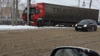 На Московском шоссе фура врезалась в столб