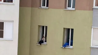 На улице Песоченской в Рязани засняли свесивших ноги из окна 9 этажа подростков