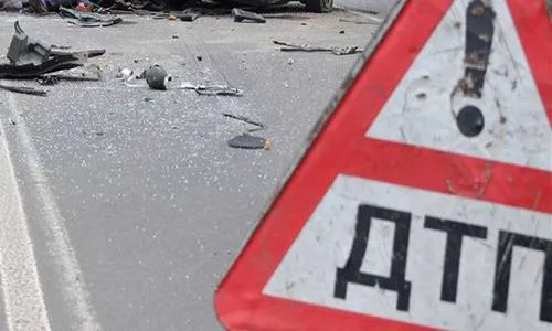 ДТП в Нижнекамске: водитель на "Волге" протаранил остановку и вход страховой компании "Чулпан"