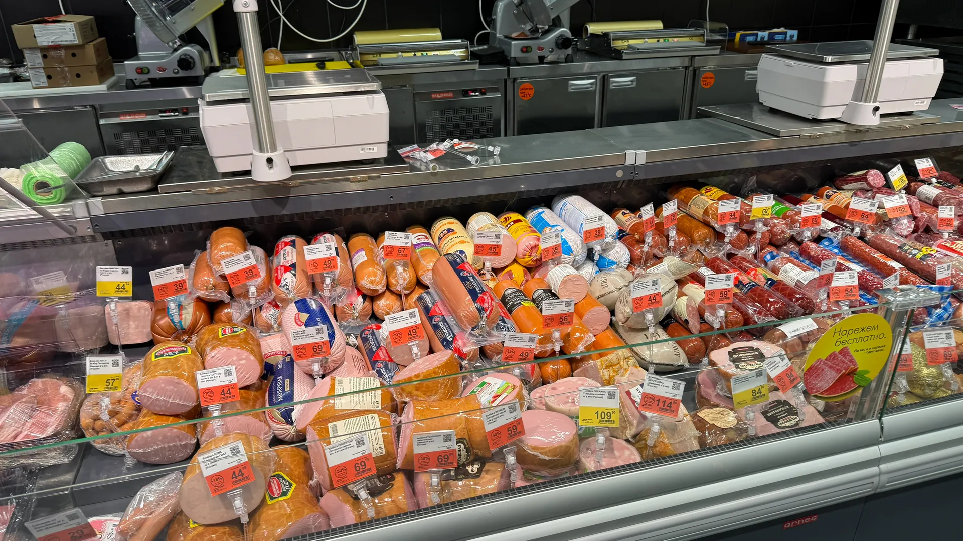Фарш из бумаги, ни грамма мяса: Росконтроль назвал бренды колбасы, которые лучше не брать даже со скидкой 50%