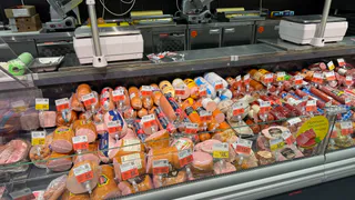 Чужая ДНК и краситель: Роскачество назвало марки худшей колбасы - не берите ее на новогодний Оливье