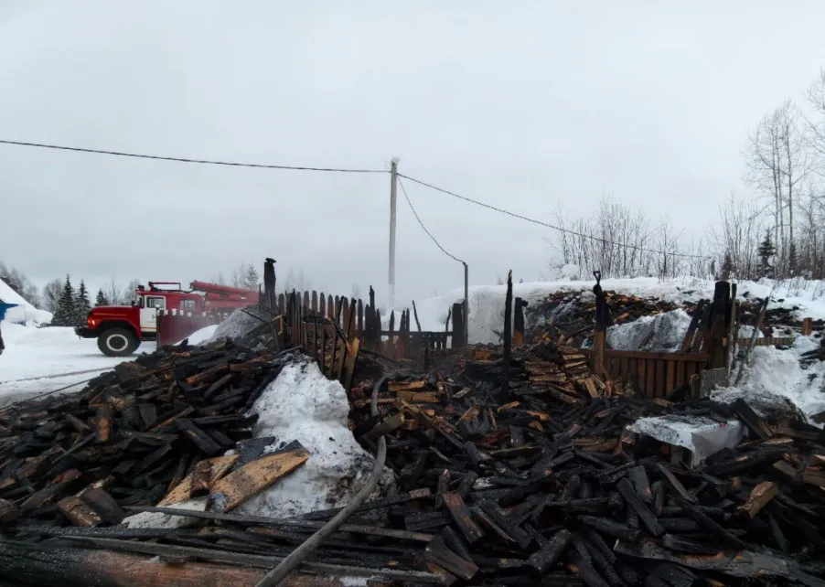 За день в Коми сгорели автомобиль, хозпостройка и баня