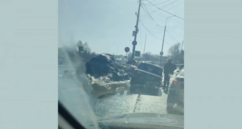 Жигули провалился под асфальт на набережной реки Суры в Пензе!