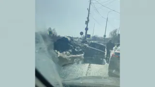 Жигули провалился под асфальт на набережной реки Суры в Пензе!