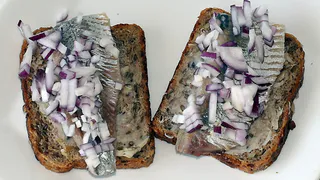 Эта рыба наполнена 10-метровыми червями: а мы ее едим сами и даем детям