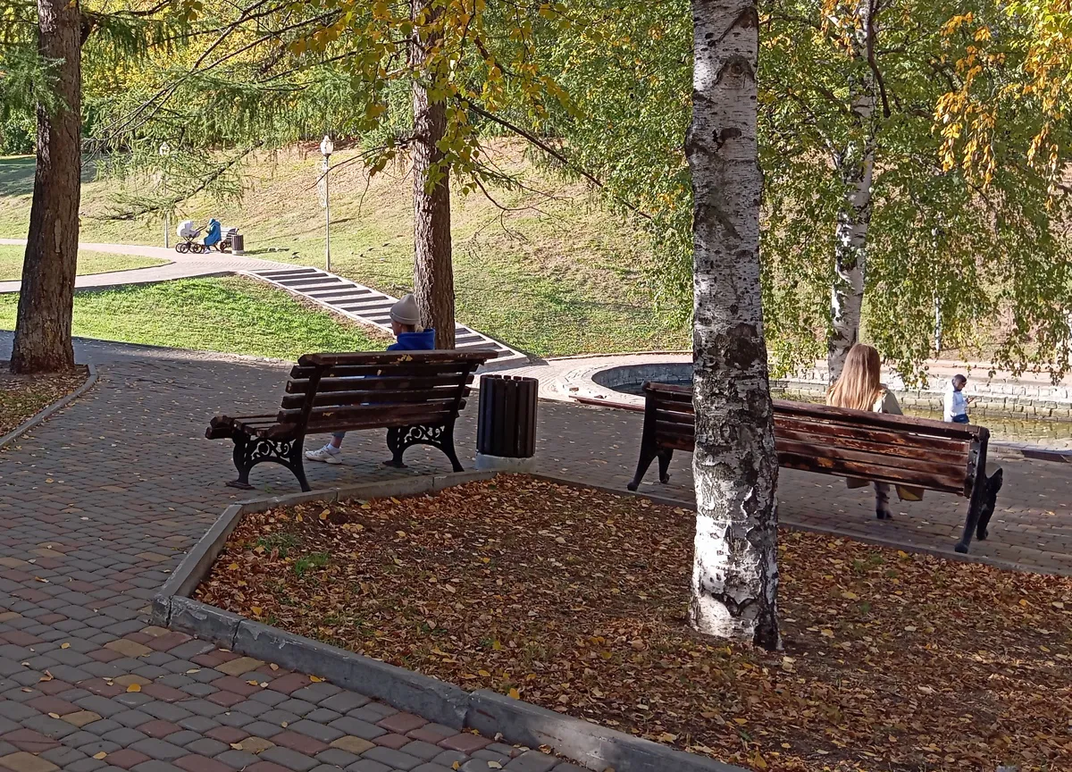 В Казани неизвестные разрисовали фонтан и скамейки