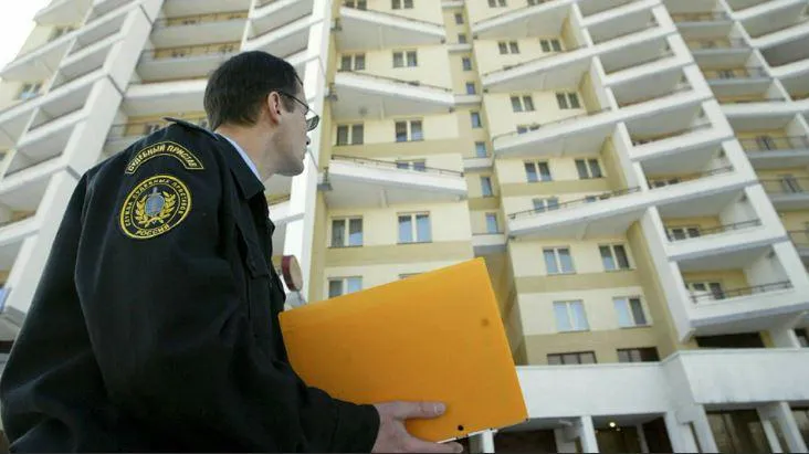 У малоимущих россиян предложено отбирать квартиры