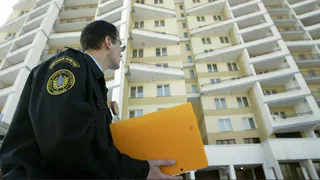 У малоимущих россиян предложено отбирать квартиры
