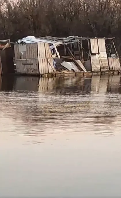 Во Владимирской области дачный дом с хозпостройками уплыл по Клязьме