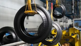 На нижнекамском заводе опрокинулся погрузчик